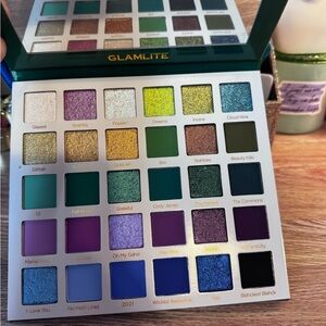 Glamlite Eyeshadow Palette with Vibrant Colors